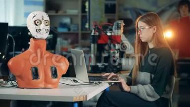 科学家机器人与笔记本电脑一起工作，控制机器人。 工程师与未来派人形机器人，半机器人。